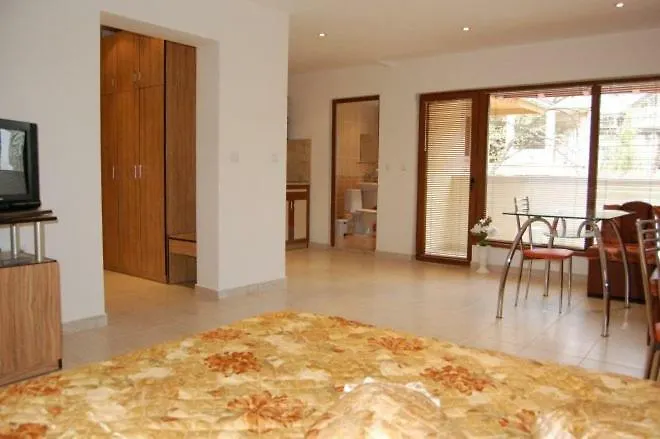 Трите Щерки Konukevi