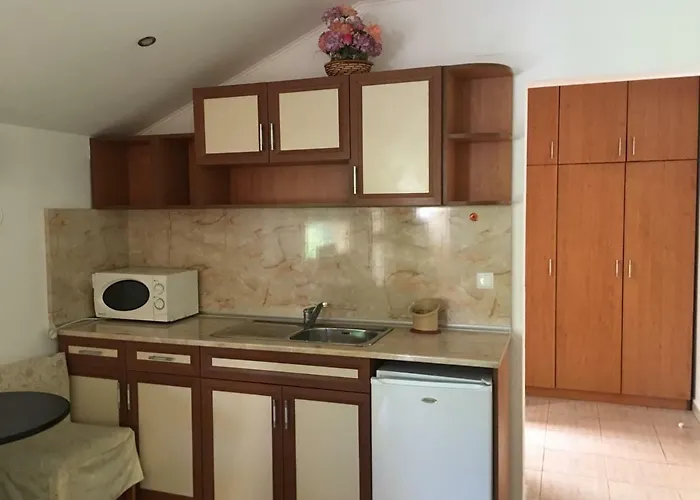 Трите Щерки Konukevi Tryavna